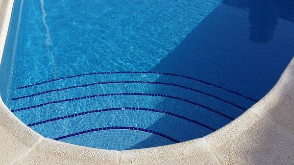 Les mini piscines à coque sont-elles adaptées aux petits espaces urbains ?