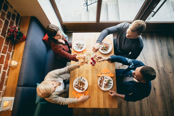 Comment réserver une table dans le restaurant proche de la Tour Eiffel?
